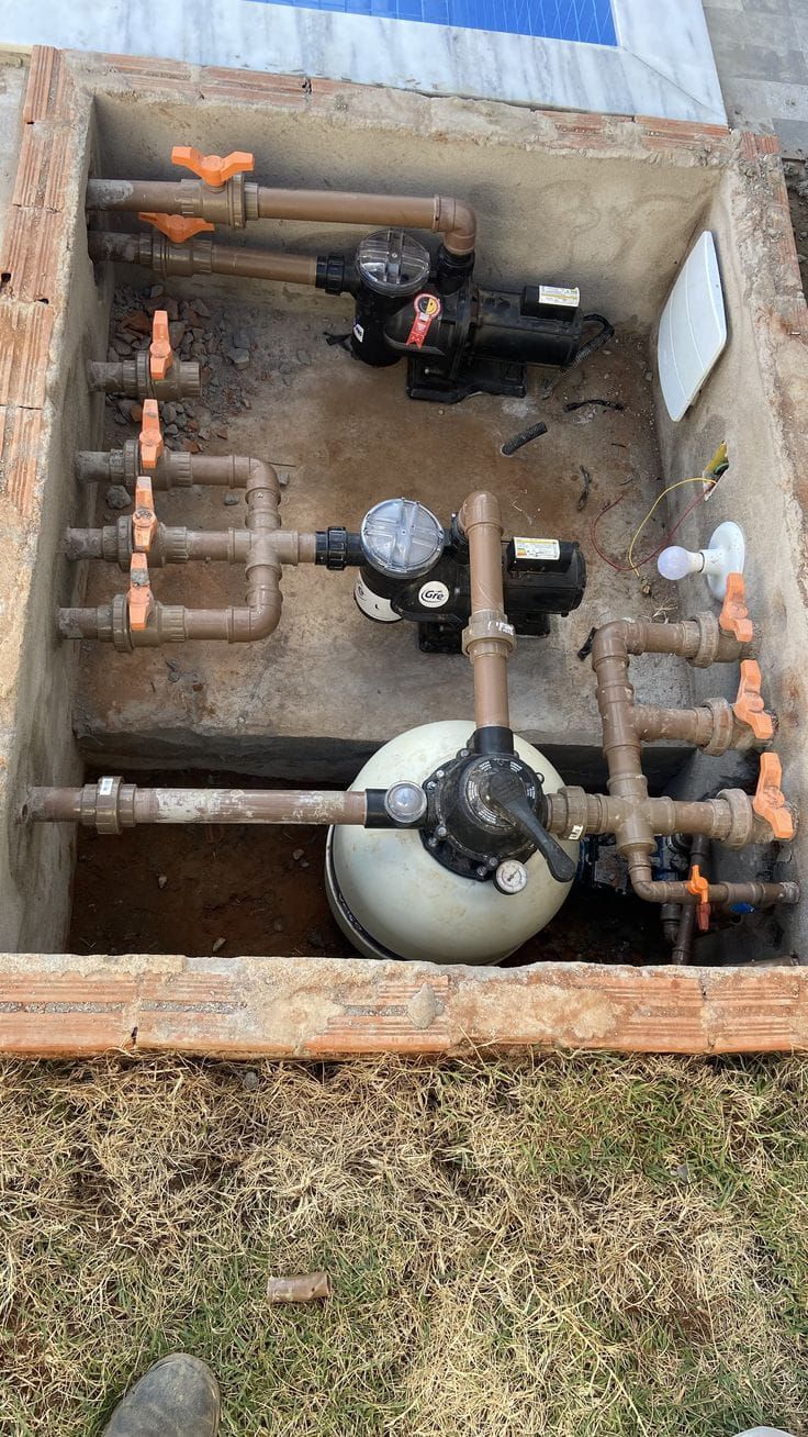 Casa de máquinas com filtro e bomba da piscina