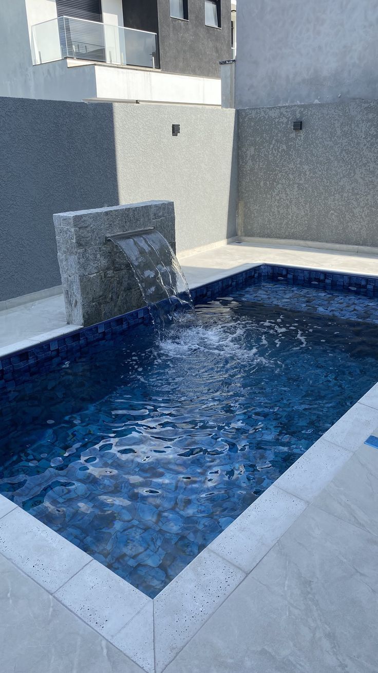 Piscina pronta com cascata
