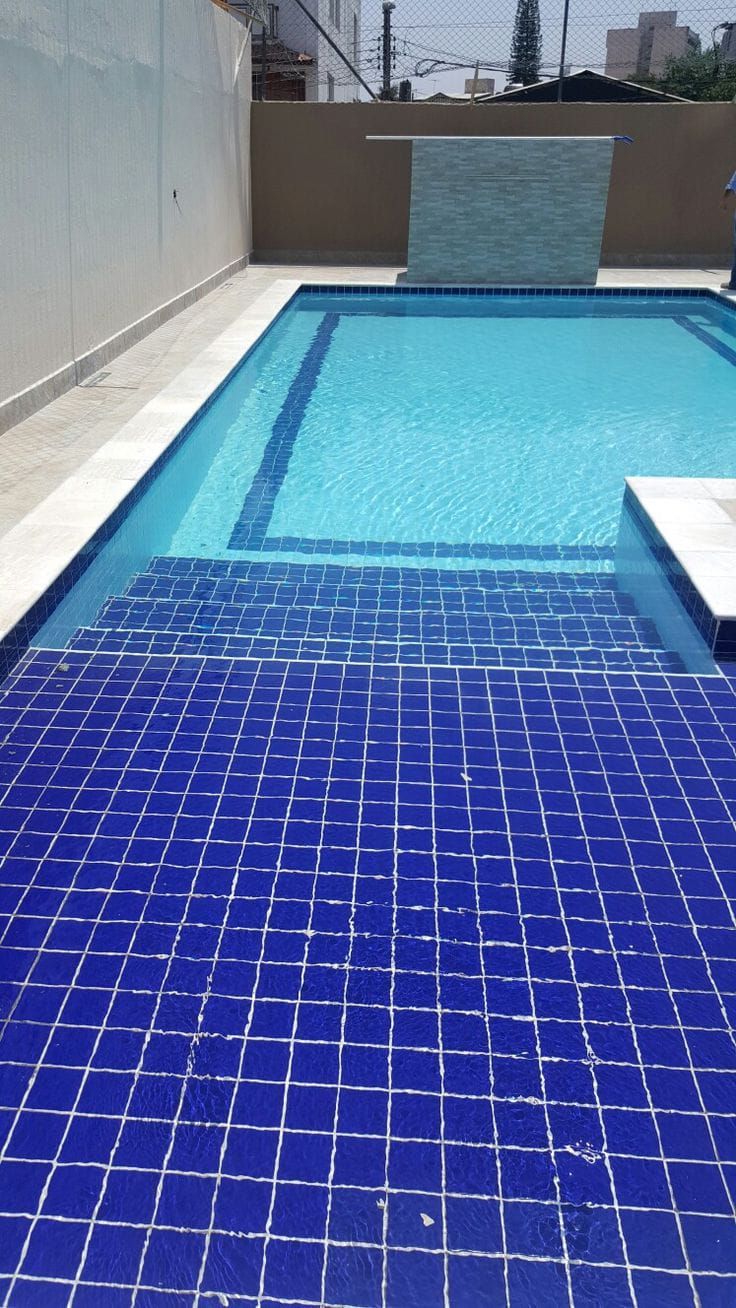 Piscina com cascata e pastilha azul