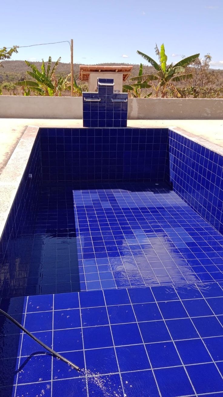 Piscina com banco e cascata