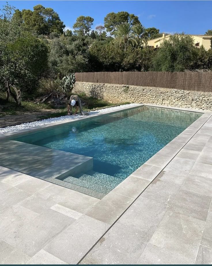 Piscina com prainha e área de pedra
