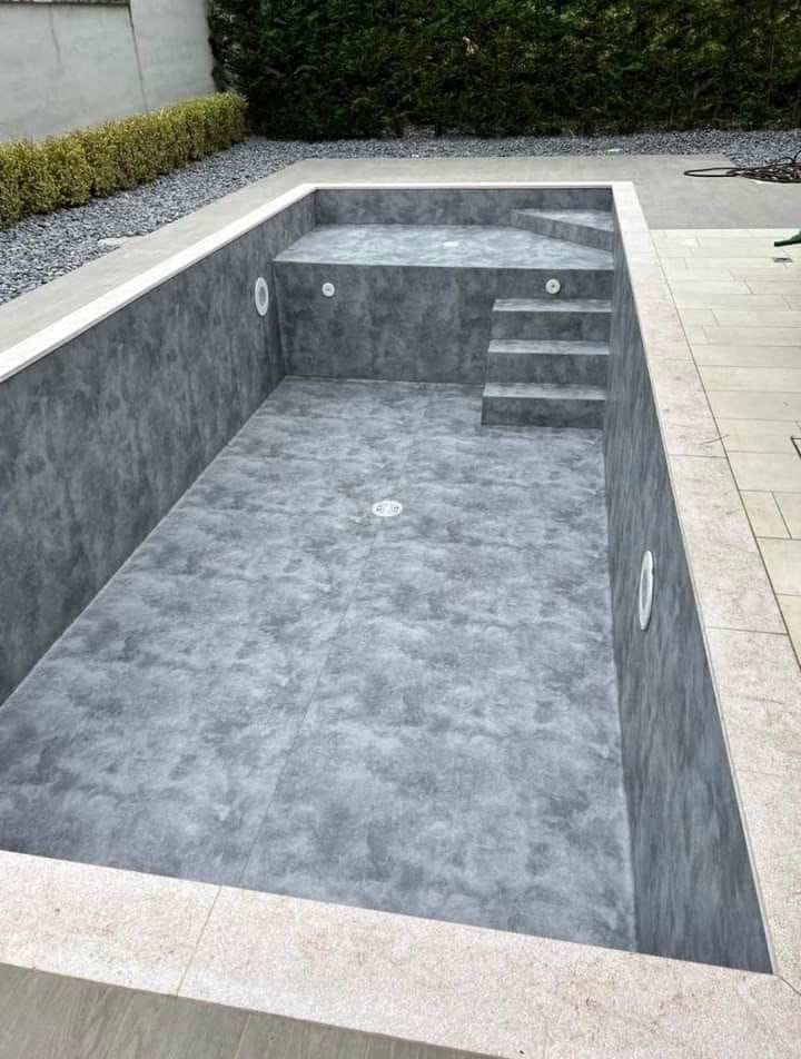 Piscina em acabamento cinza com escada