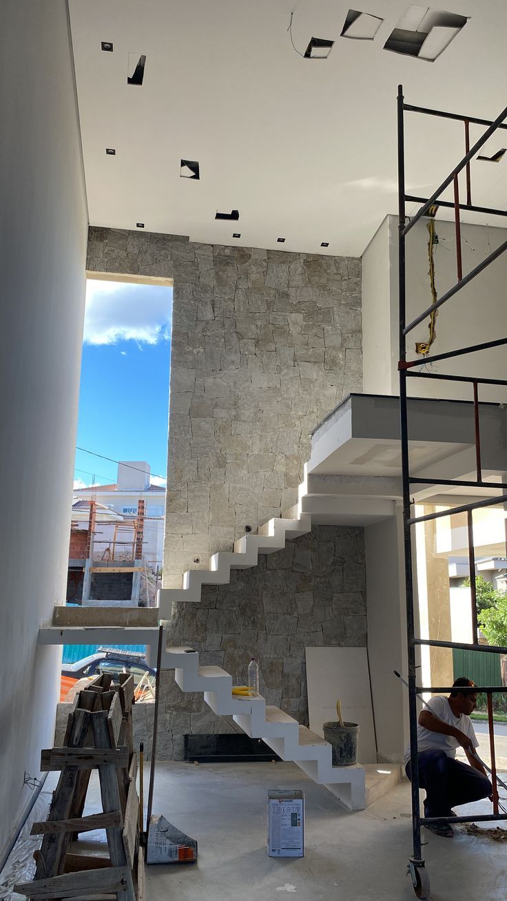 Escada com revestimento em pedra