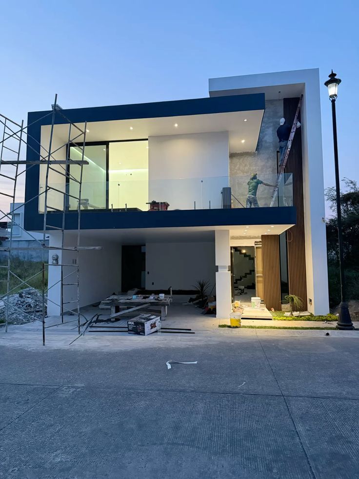 Casa moderna com fachada iluminada
